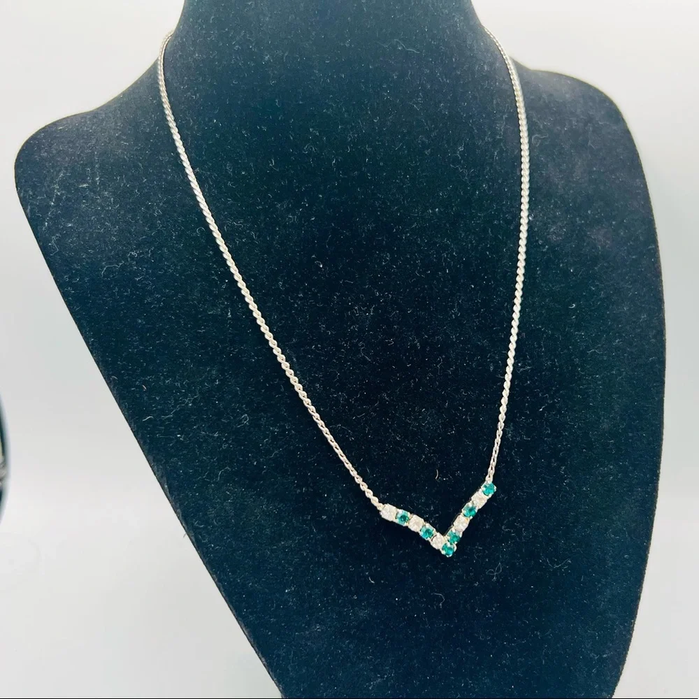 Vintage emerald green & clear rhinestone necklace silver chain 16”